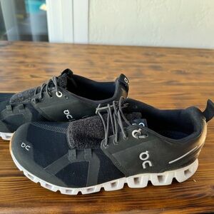 On Cloud black sneakers